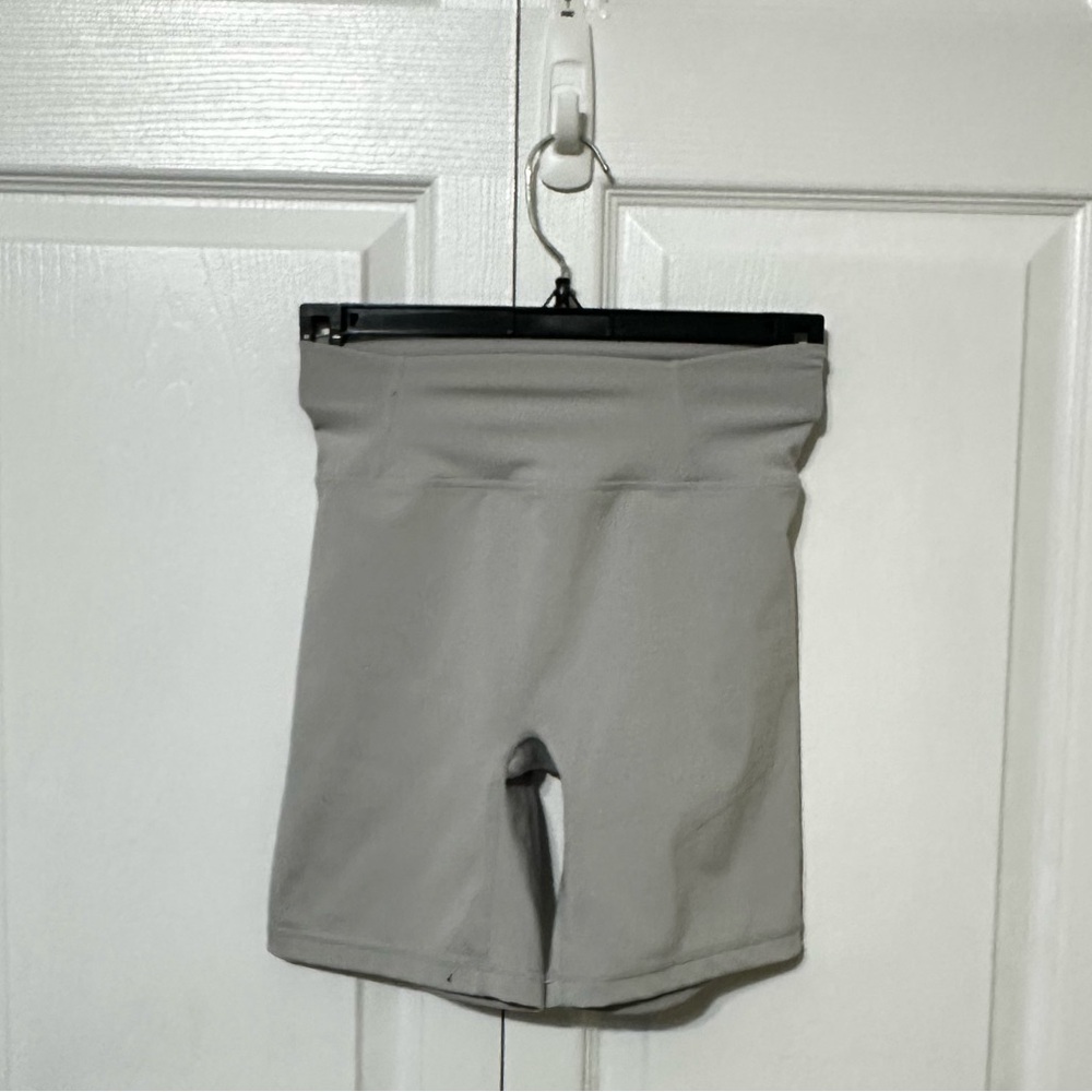 Timeless High Waisted Shorts 6"  - Light Grey | OnerActive